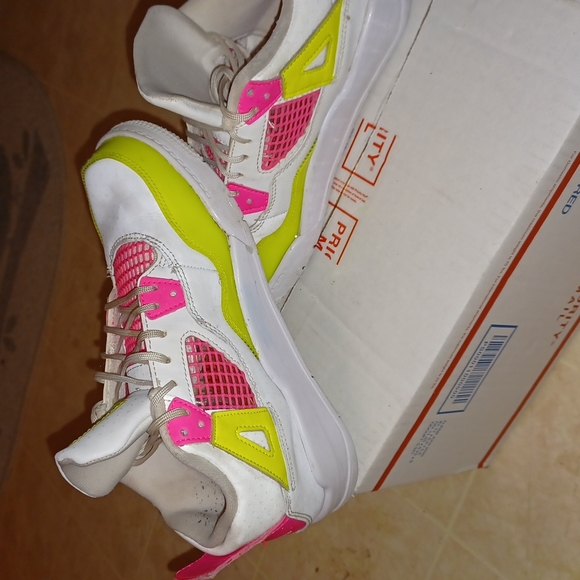 Jordan 4s - Picture 5 of 8